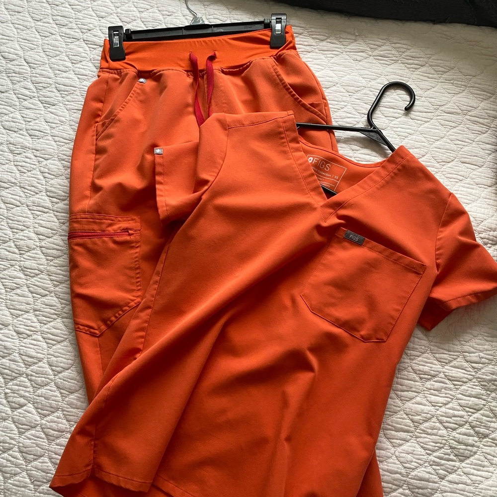 Figs XS HW Jogger & 1 Pocket Tee